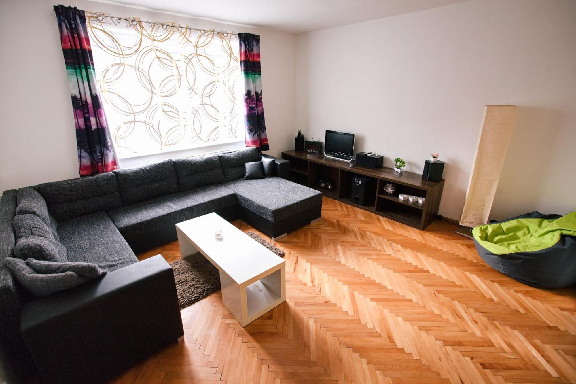 Apartment Mestsky - Flat & 24h Self Check-in & 62m2 & Free Parking Banska Bystrica